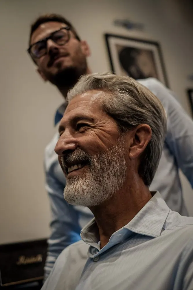 Client satisfait après sa coupe chez L'Homme Annecy
