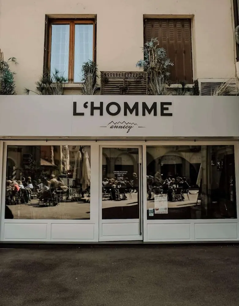 Devanture du salon L'Homme, 6 bis rue du Lac à Annecy