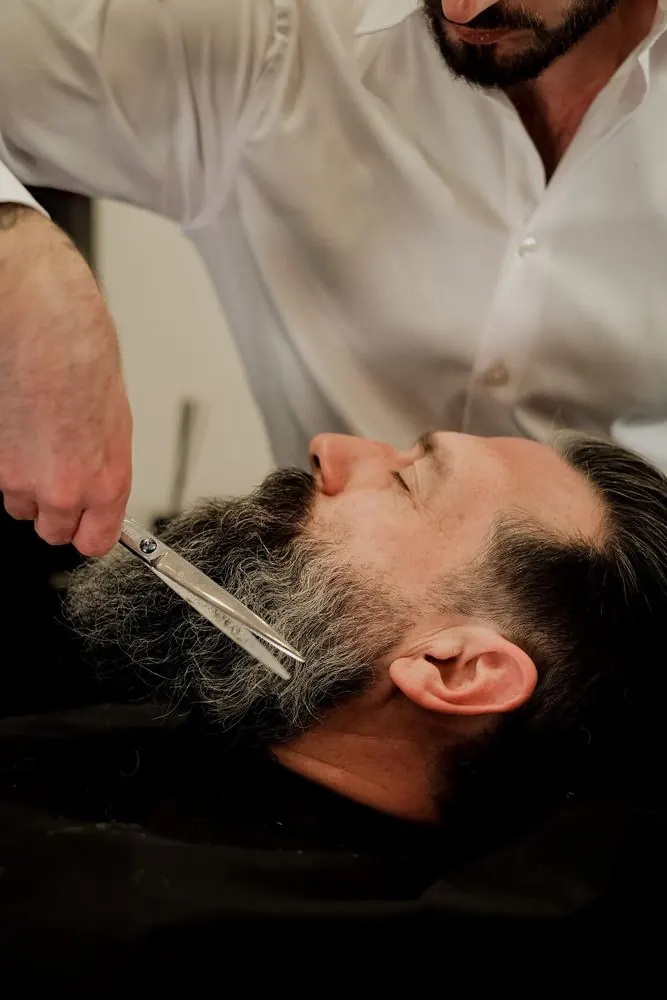 Taille de barbe aux ciseaux chez L'Homme Annecy